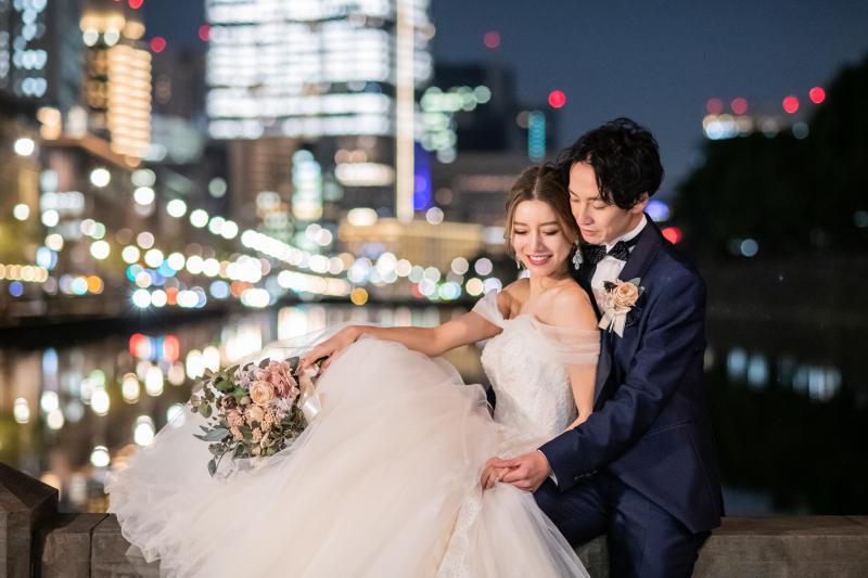 後ろからのハグで幸せいっぱいのショット！