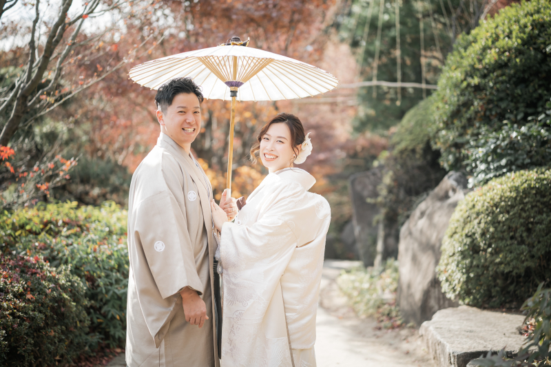 目白庭園で和装フォトウェディング★紅葉と番傘が彩る、凛とした一日