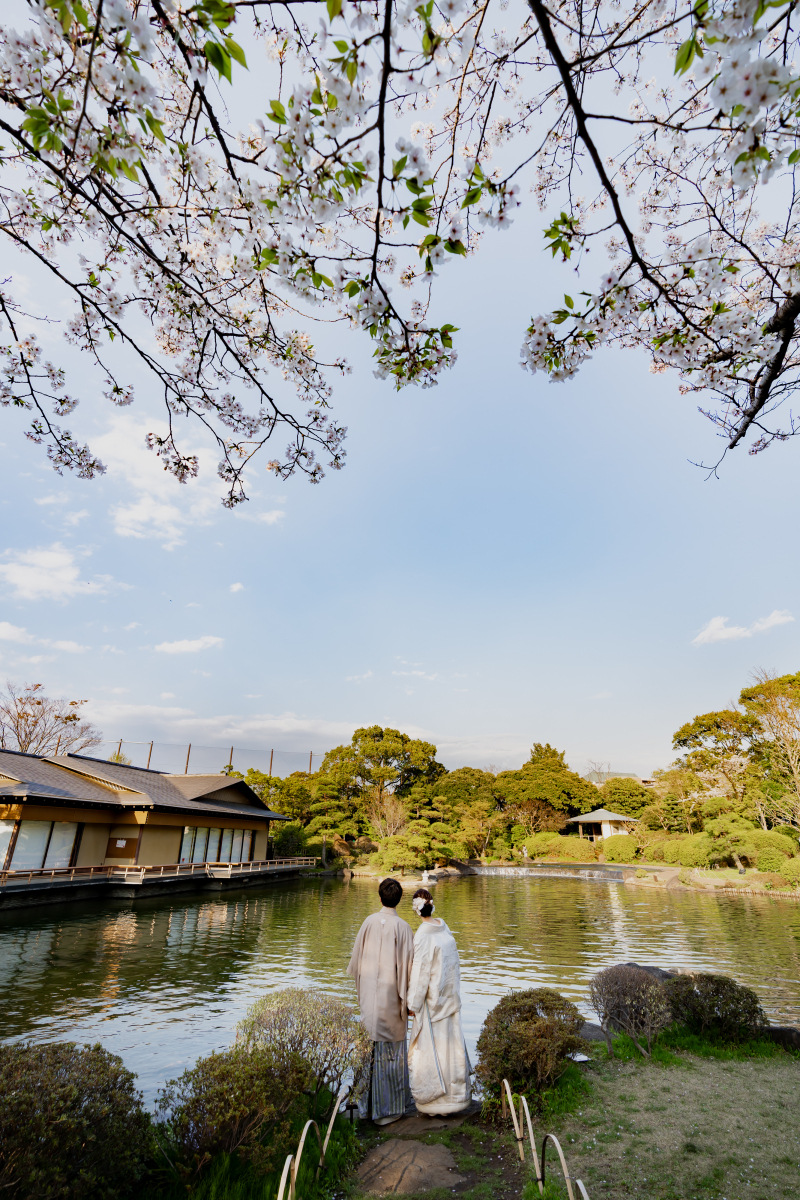 春の和装ロケーション撮影 in平成庭園｜白無垢と桜に包まれる昼フォトウェディング