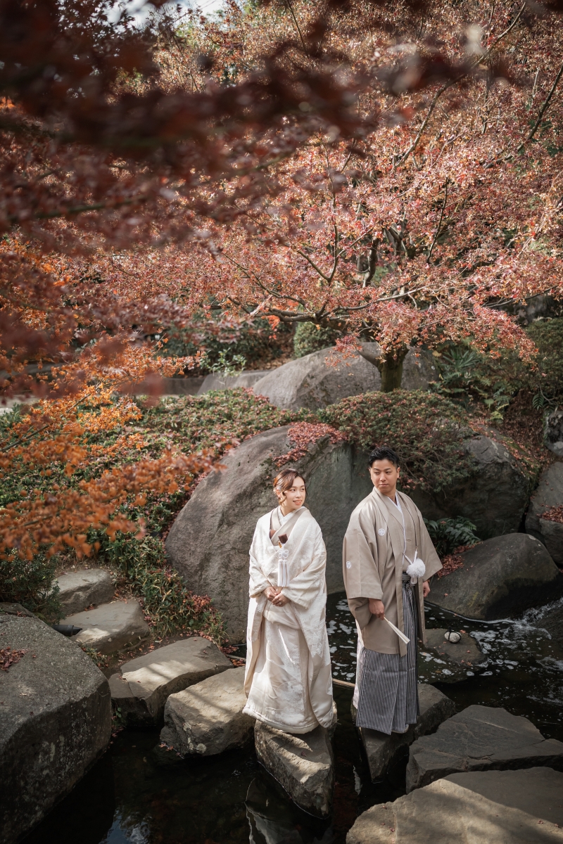 目白庭園で和装フォトウェディング★紅葉と番傘が彩る、凛とした一日