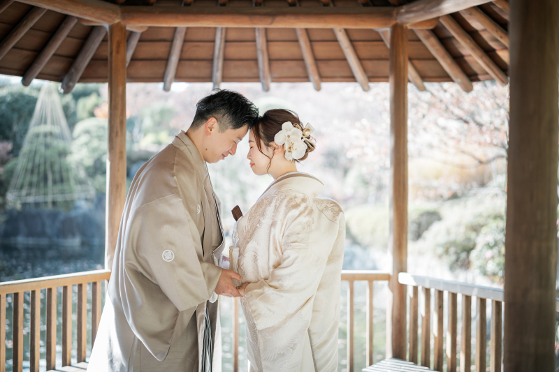 目白庭園で和装フォトウェディング★紅葉と番傘が彩る、凛とした一日
