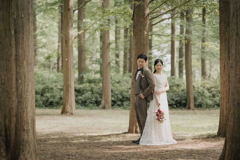 光と緑に映えるシンプル&レースドレス♡