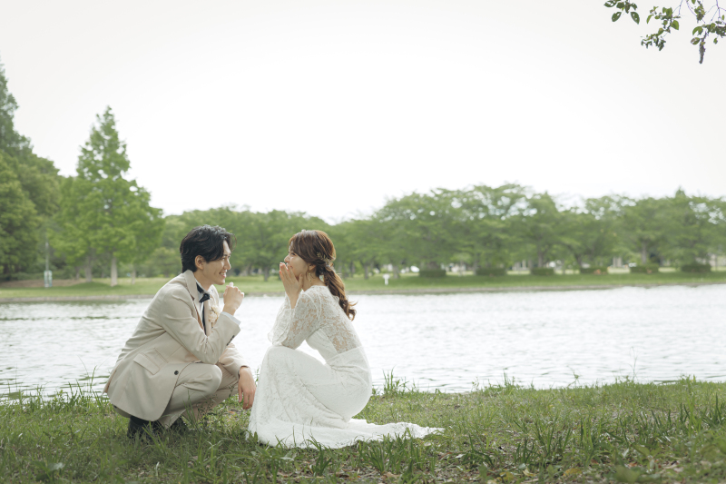 光と緑に映えるシンプル&レースドレス♡