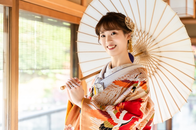 秋の庭園に映える色打掛★赤&times;金の華やかな和装コーディネートをご紹介