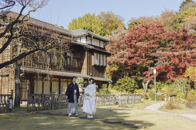 肥後細川庭園で楽しむ、紅葉シーズンの和装ロケーション