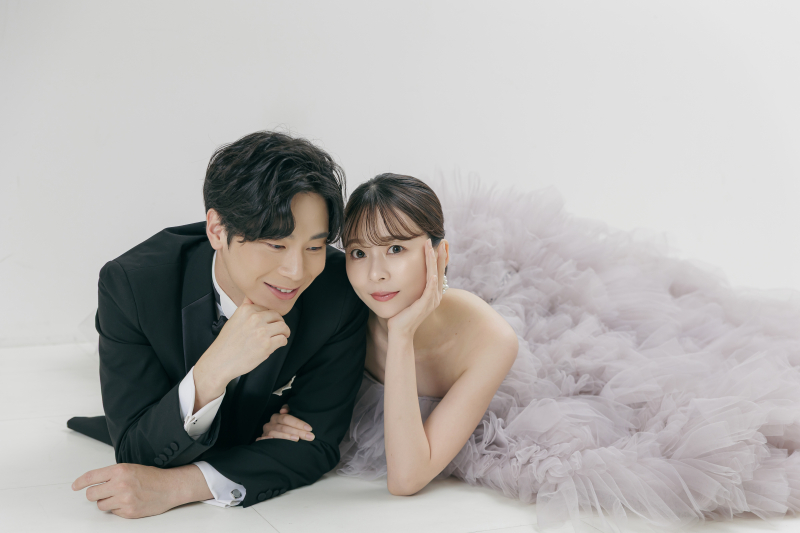 【ホワイトスタジオ × 洋装】ミニマルに残す、韓国フォトスタイル♡