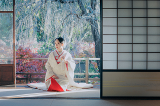 凛とした美しさをまとう、赤ふきの白無垢 