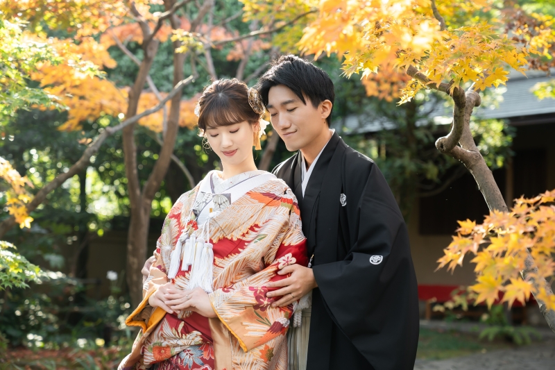 秋の庭園に映える色打掛★赤&times;金の華やかな和装コーディネートをご紹介