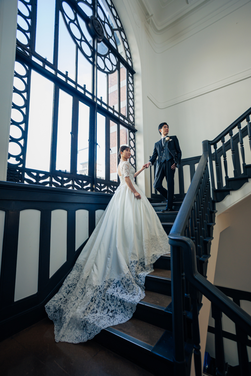 七分袖サテンドレスの美しさ