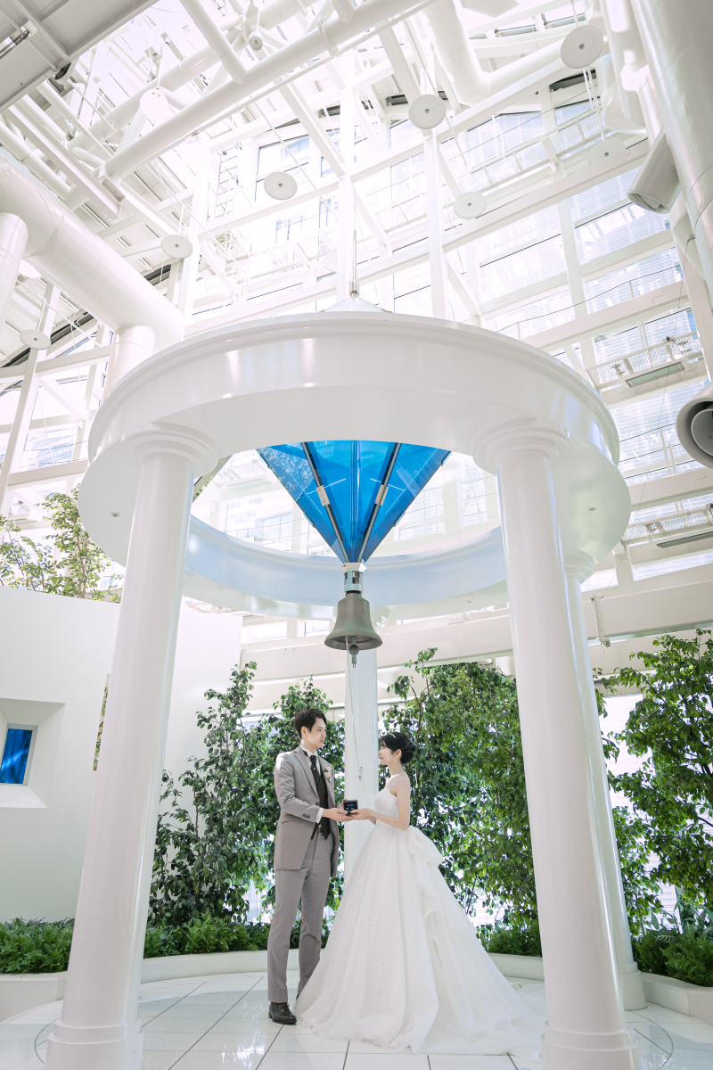 ホワイト × ブルーの空間が美しい、爽やかなチャペルフォト♡