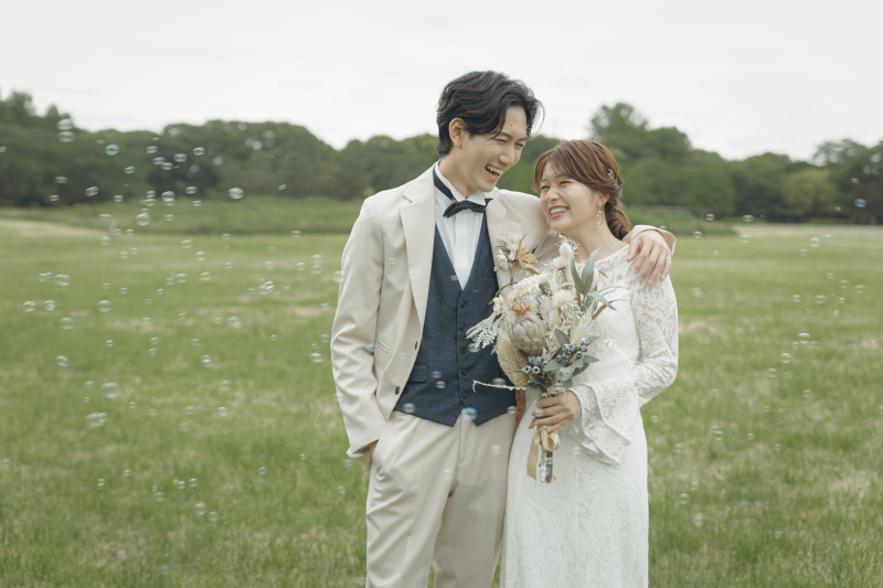 光と緑に映えるシンプル&レースドレス♡