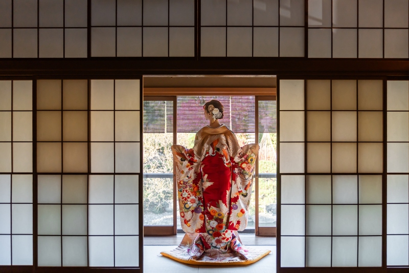 秋の庭園に映える色打掛★赤&times;金の華やかな和装コーディネートをご紹介