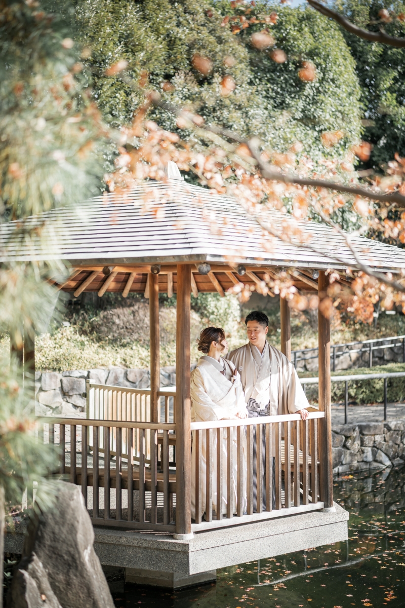 目白庭園で和装フォトウェディング★紅葉と番傘が彩る、凛とした一日
