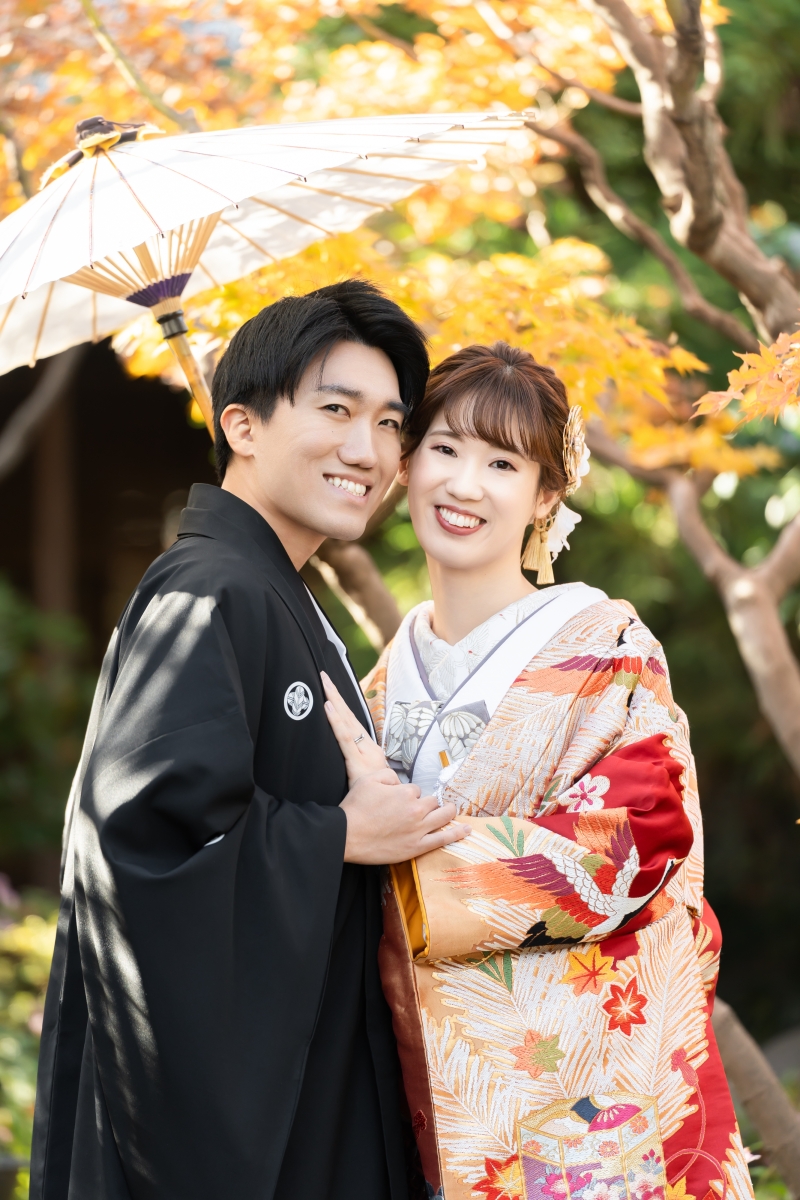 秋の庭園に映える色打掛★赤&times;金の華やかな和装コーディネートをご紹介