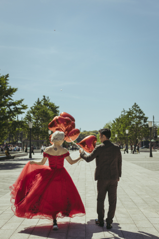 カラードレスで叶えるお洒落なロケーションフォト