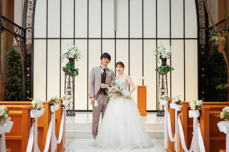 光と緑に映えるシンプル&レースドレス♡