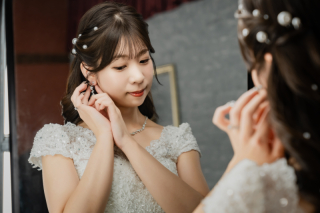 後ろ姿も前姿も♡ポックリ袖が可愛いオフショルダードレス