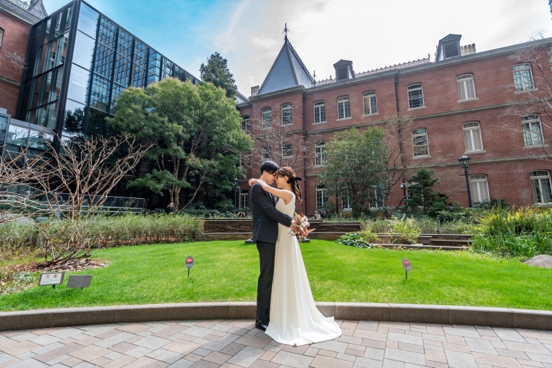 飾らない美しさ、洗練されたシンプルドレス*