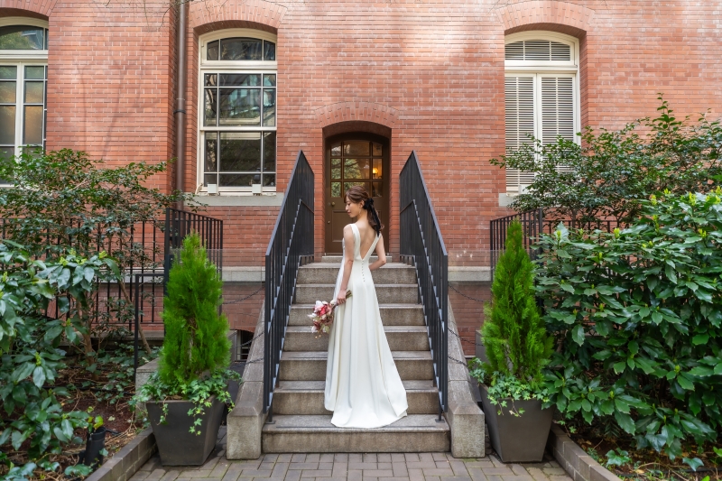 飾らない美しさ、洗練されたシンプルドレス*