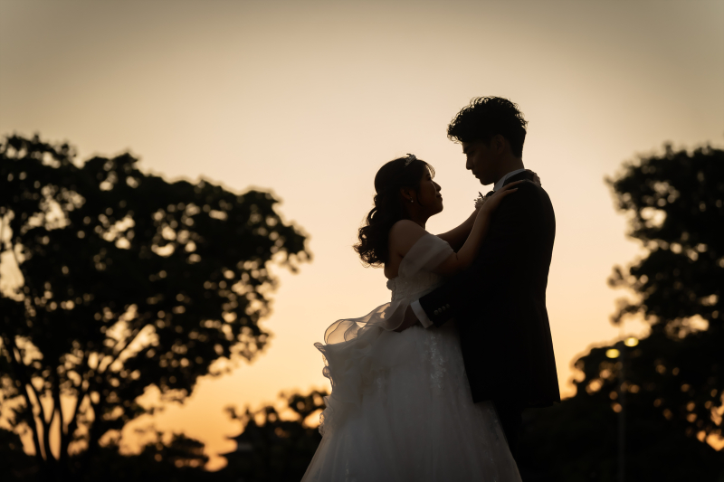 夕景から夜景へ♡ウェディングドレスが美しく映える理由