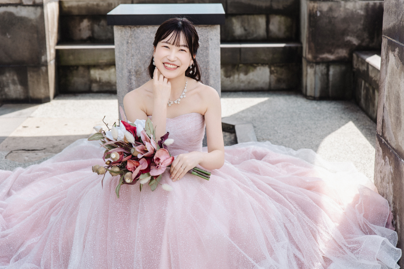 陽だまりにきらめく、ピンクグリッタードレスのフォトウェディング