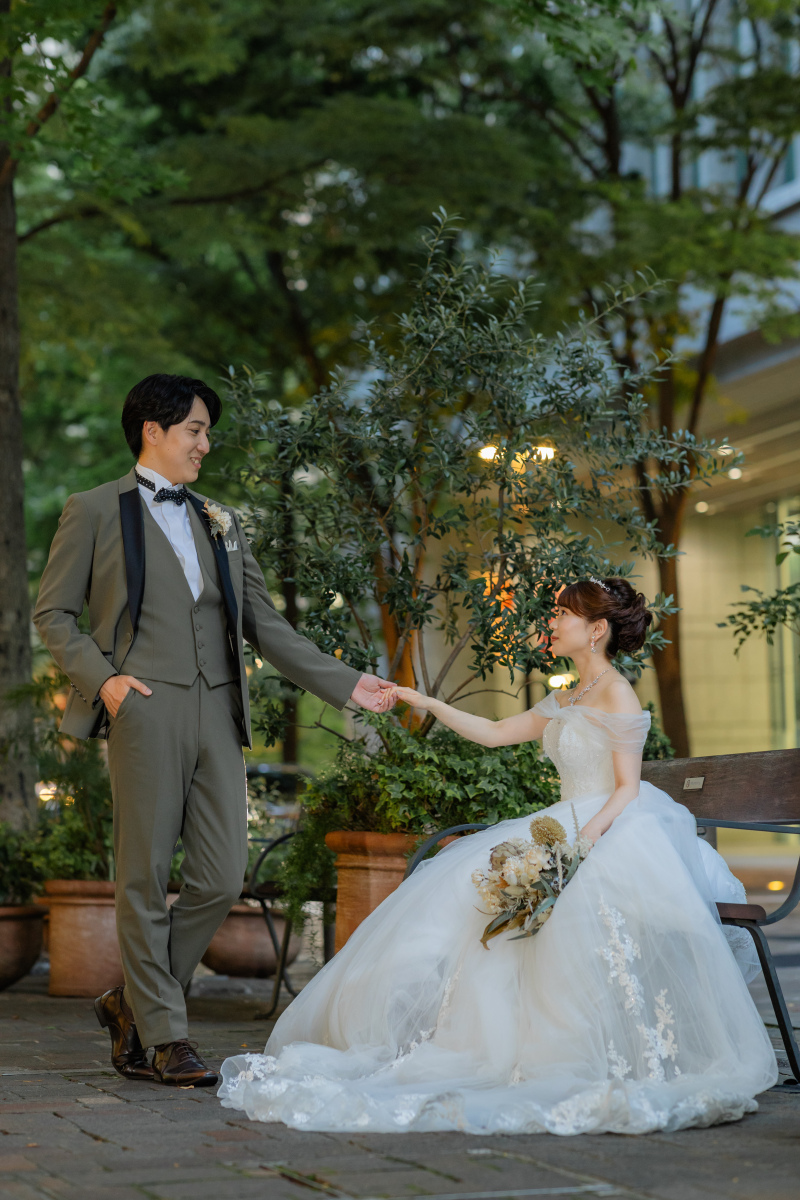 新郎様のエスコートに注目♡ふたりの自然な動きを残すウェディングフォト