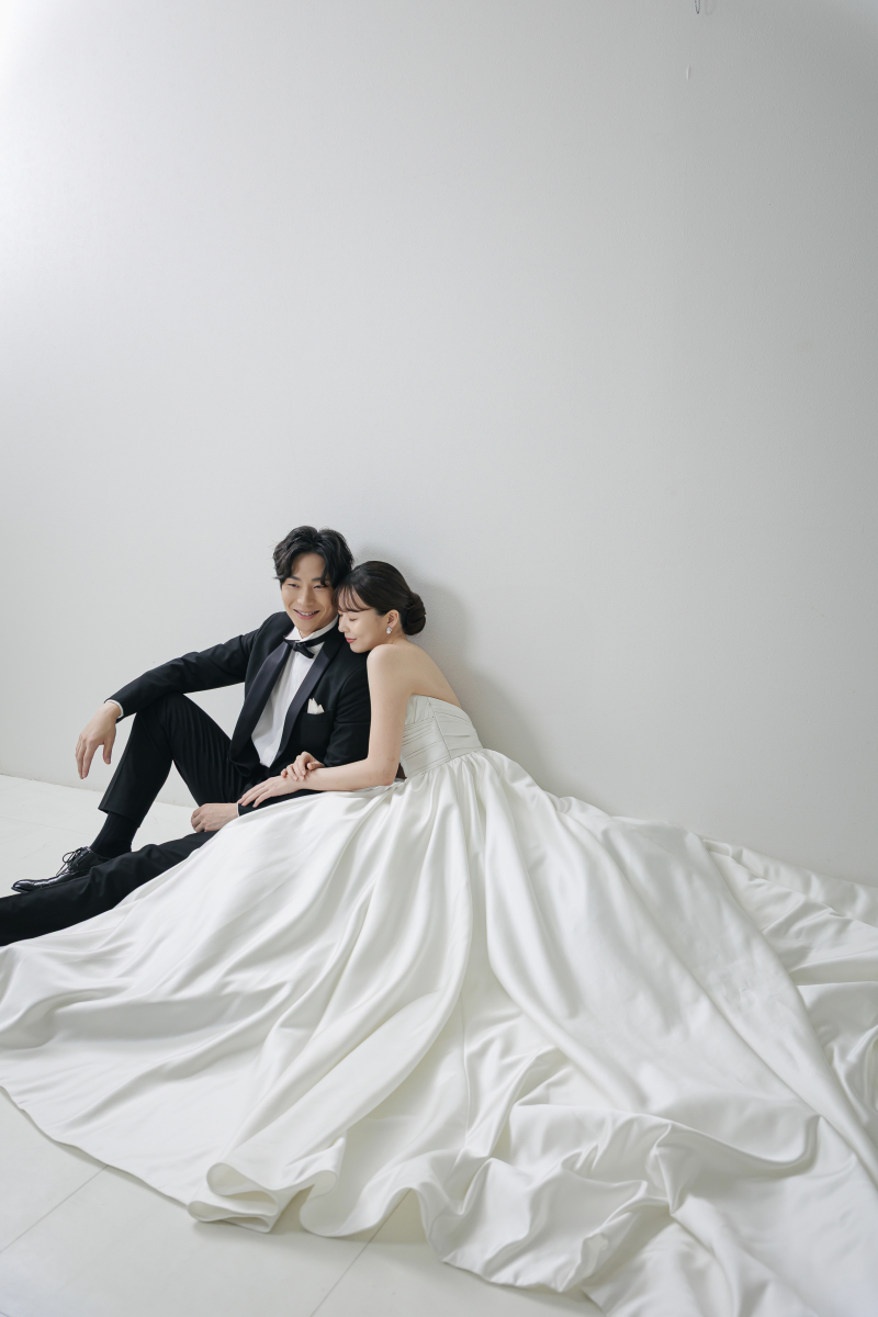 【ホワイトスタジオ × 洋装】ミニマルに残す、韓国フォトスタイル♡