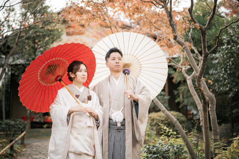 目白庭園で和装フォトウェディング★紅葉と番傘が彩る、凛とした一日