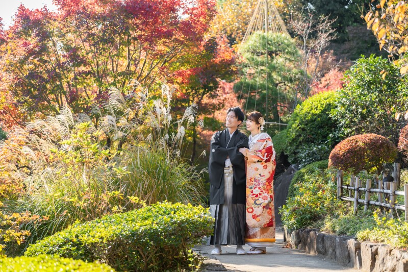 秋の庭園に映える色打掛★赤&times;金の華やかな和装コーディネートをご紹介