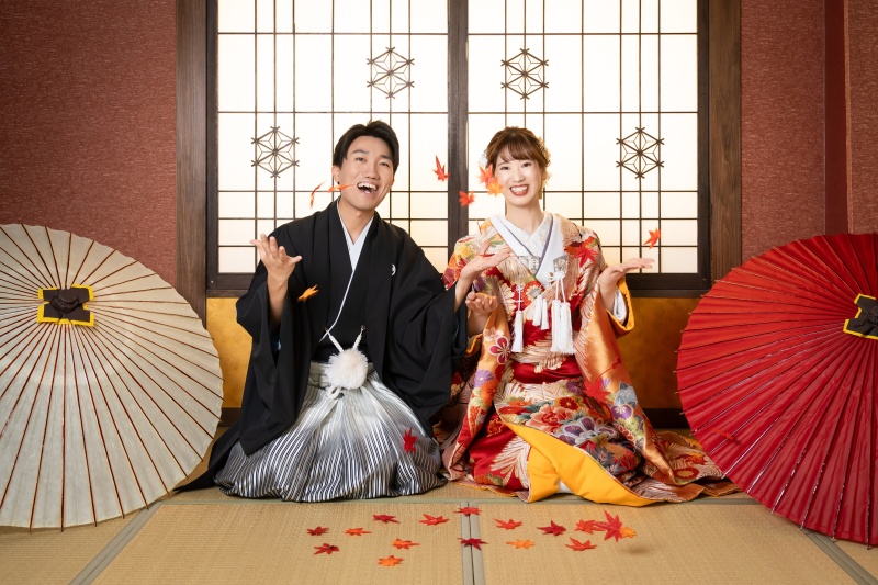 秋の庭園に映える色打掛★赤&times;金の華やかな和装コーディネートをご紹介