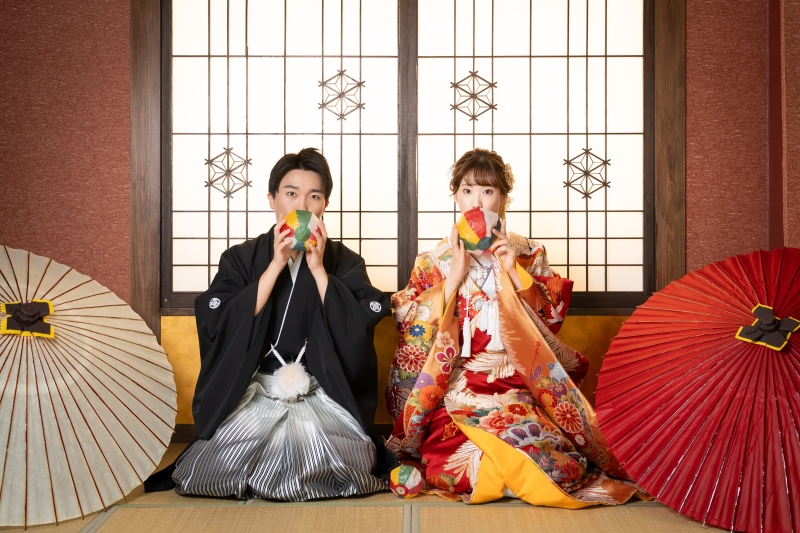 秋の庭園に映える色打掛★赤&times;金の華やかな和装コーディネートをご紹介