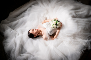 純潔なウェディングドレスとスズランをかけて