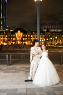 寄りかかったポーズは雰囲気がでる！