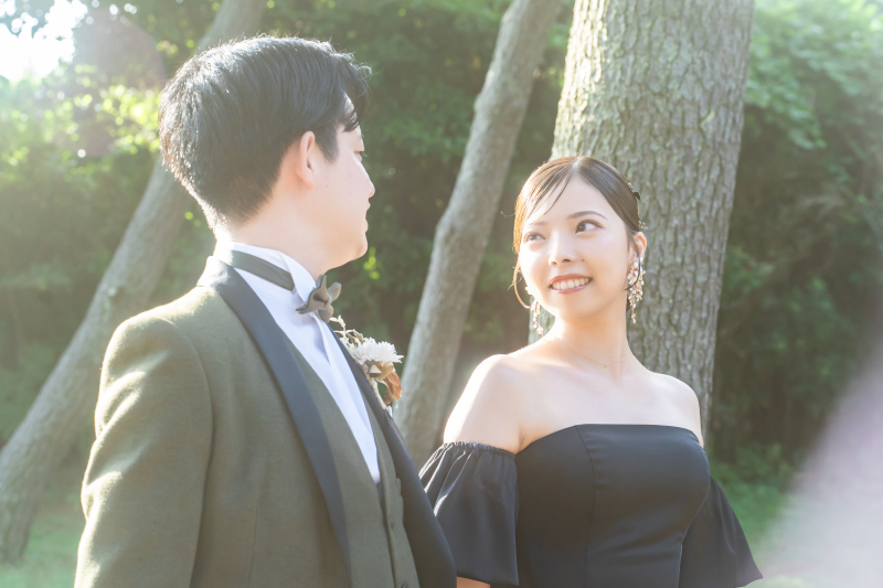 光と緑に映えるシンプル&レースドレス♡