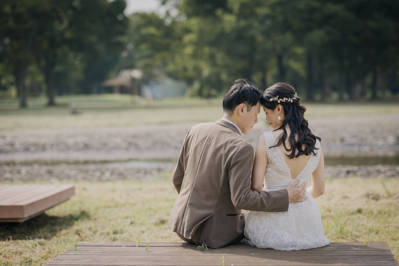 光と緑に映えるシンプル&レースドレス♡
