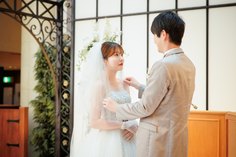 光と緑に映えるシンプル&レースドレス♡