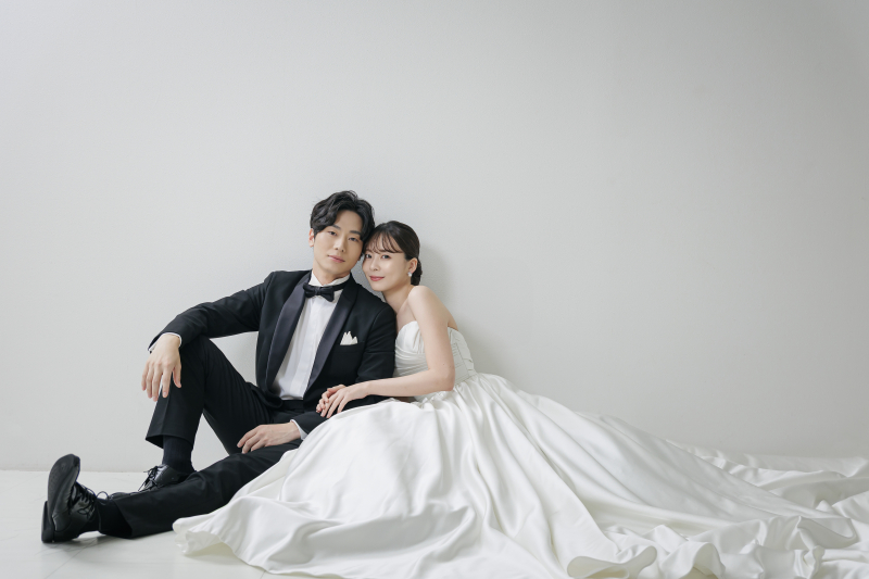 【ホワイトスタジオ × 洋装】ミニマルに残す、韓国フォトスタイル♡