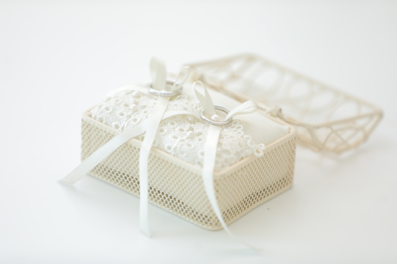 前撮りには結婚指輪と婚約指輪のどちらを持って行く？