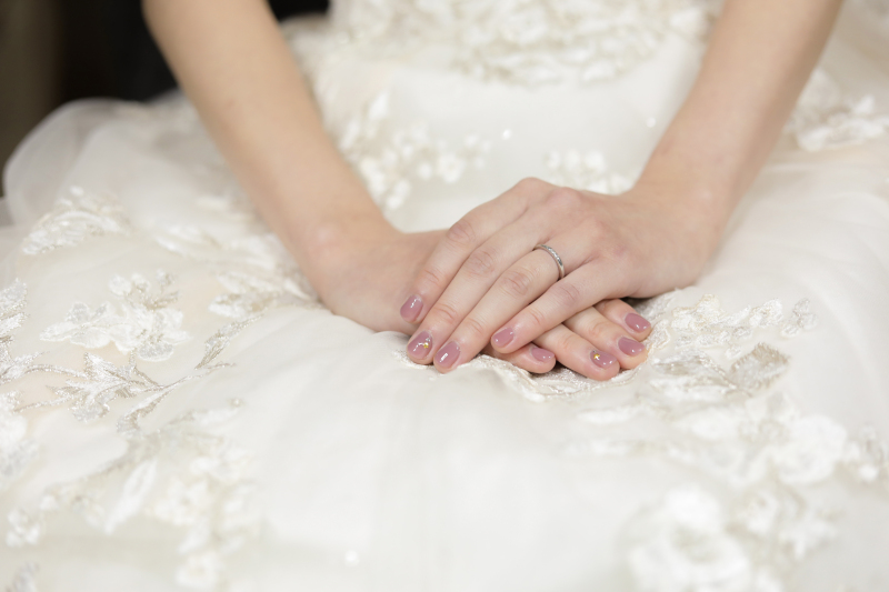 前撮りには結婚指輪と婚約指輪のどちらを持って行く？