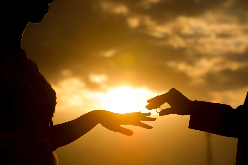 前撮りには結婚指輪と婚約指輪のどちらを持って行く？