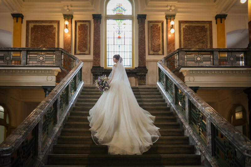 ローアングルショットで魅力的なウエディングフォトを