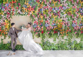 お花に包まれる1枚を…フラワーウォール×カラードレスの華やかフォト特集