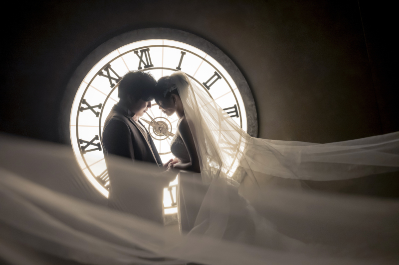 時を刻むふたりの物語。クラシカルに映える「クロック」シーンフォト