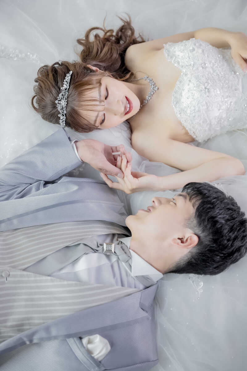 寄り添ってごろ〜ん。幸せ溢れる寝ころびショット♡ 吉崎編集中