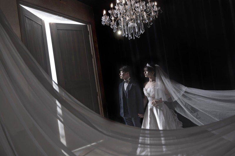 スタジオで楽しむシャンデリア撮影｜上質な空間で残す前撮りシーンのご紹介