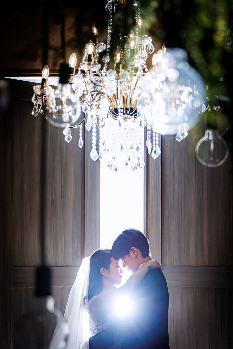 光に包まれる特別な瞬間。シャンデリアが叶える、気品あふれるウェディングフォト