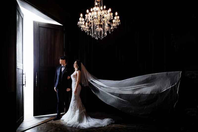 光に包まれる特別な瞬間。シャンデリアが叶える、気品あふれるウェディングフォト