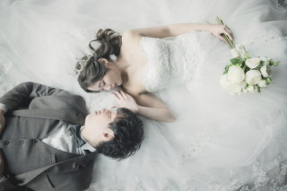 ドレスのトレーンを使ったキュートなお写真アイデア♡