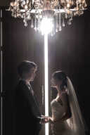 二人の絆を描く手つなぎショットの魅力