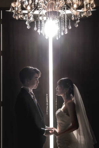 二人の絆を描く手つなぎショットの魅力